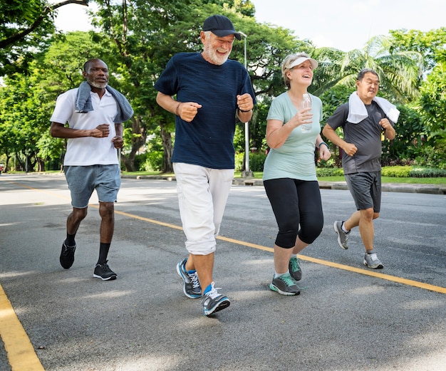 Gruppo di amici anziani che fanno jogging insieme in un parco