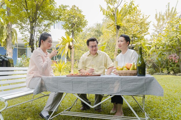 Photo group of senior people celebrating with white wine and barbecure