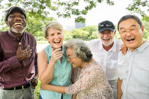 Foto gruppo di anziani pensionati amici felicità concept