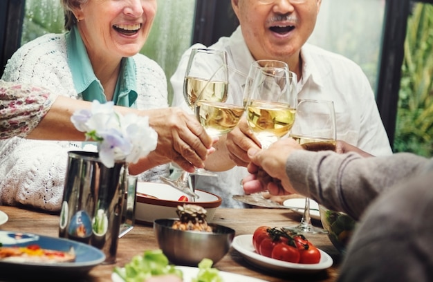 Группа старших пенсионеров встречает концепцию счастья