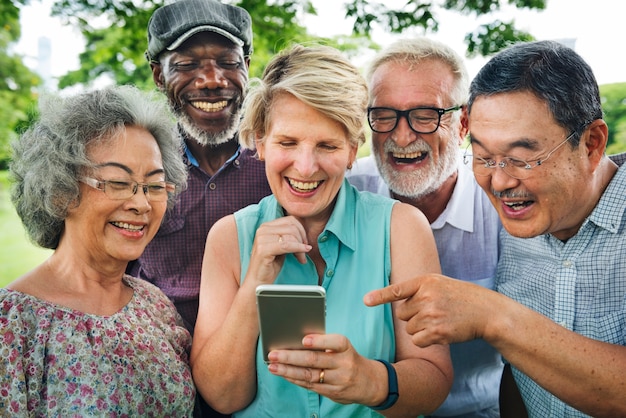 Gruppo di pensionamento senior che usando concetto di stile di vita di digital