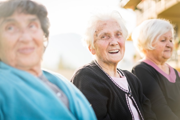 Foto gruppo di donne senior insieme in natura