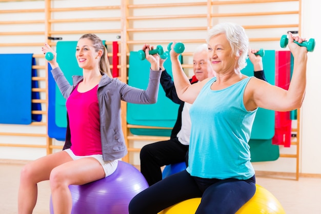 운동을하는 물리 치료에서 노인과 젊은 사람들의 그룹