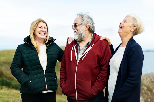 Foto gruppo di anziani divertendosi insieme