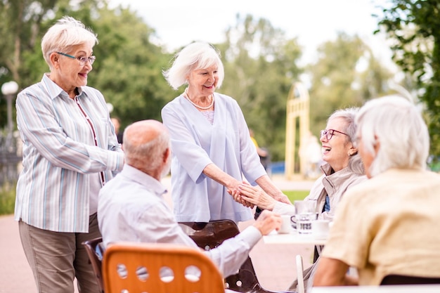 Photo group of seniors people bonding at the bar cafeteria