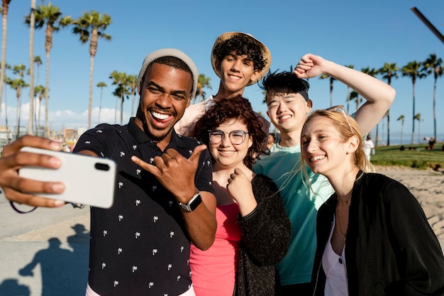 Foto di gruppo dei migliori amici, estate a venice beach, los angeles