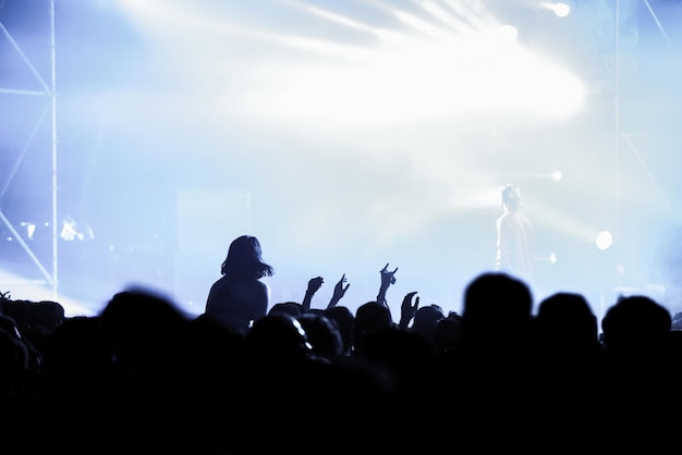 Foto gruppo di persone a silhouette a un concerto musicale