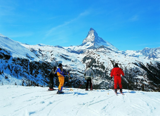 スイスのマッターホルン山の景色を楽しむスキーヤーのグループ