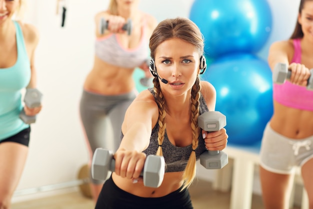 Gruppo di persone sorridenti che fanno aerobica