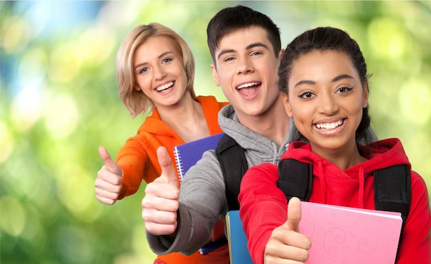 Foto gruppo di studenti sorridenti che mostrano i pollici in su gesto