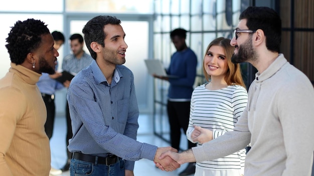 Photo group of smiling young business people discussing new ideas