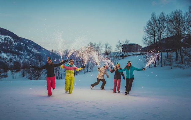 Gruppo di snowboarder in vacanza invernale