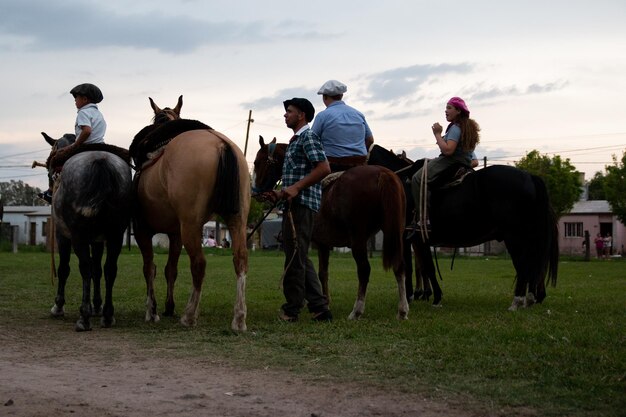 Foto gruppo di sudamericani a cavallo