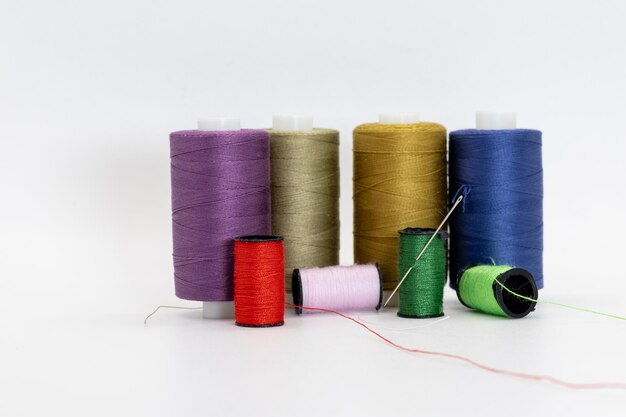 Photo a group of spools and thread in different colors