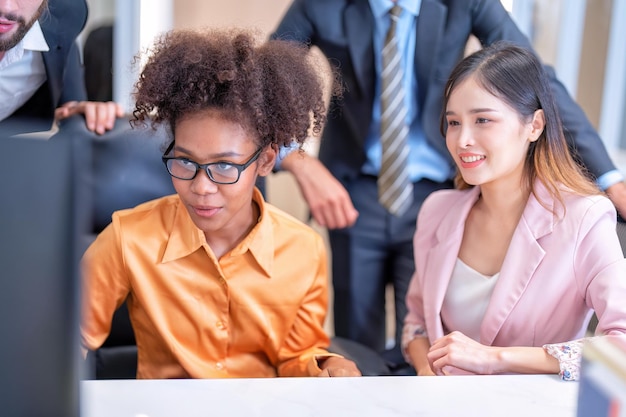 Gruppo di collaboratori di avvio di affari che lavorano in ufficio