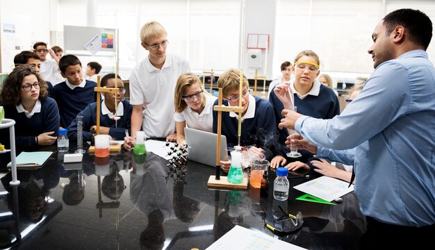 Un gruppo di studenti che ascoltano un esperimento scientifico