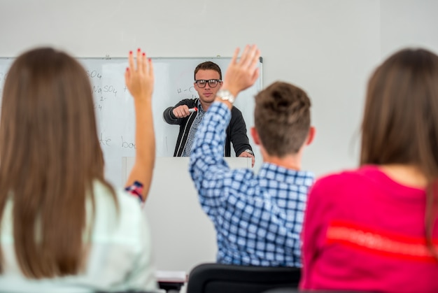 Foto gruppo di studenti che studiano all'università