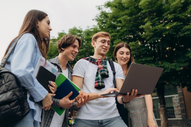 Foto gruppo di studenti stanno camminando nello scambio di conoscenze e si divertono a imparare nei concetti e nella tecnologia educativa dell'università