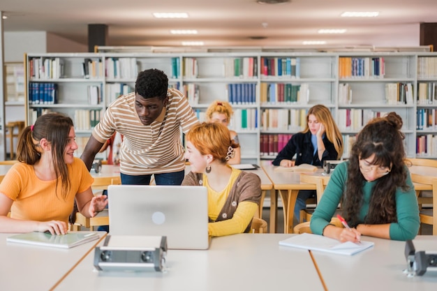 大学図書館で一緒に勉強しているさまざまな国籍の学生のグループ