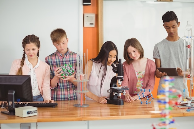 Gruppo di studenti che sperimentano il modello della molecola in laboratorio