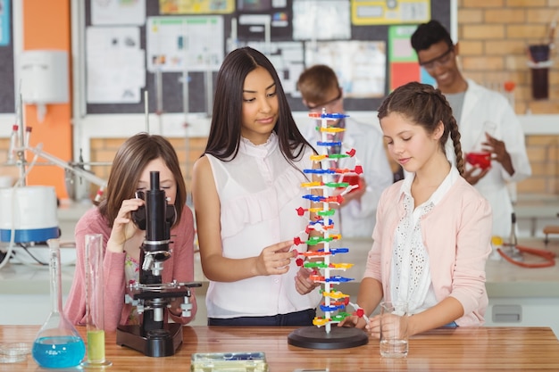 Photo group of students experimenting molecule model in laboratory