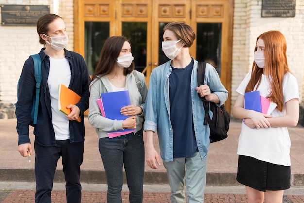 一緒に戻って幸せな学生のグループ