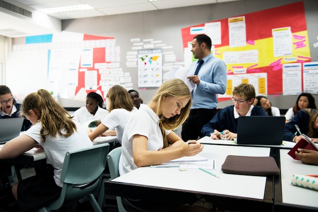 Gruppo di studenti che imparano in classe