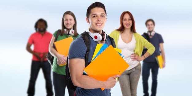 Foto gruppo di studenti studenti giovani sorridenti