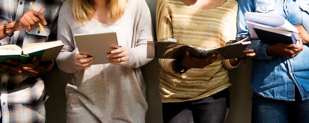 Foto gruppo di studenti che studiano insieme