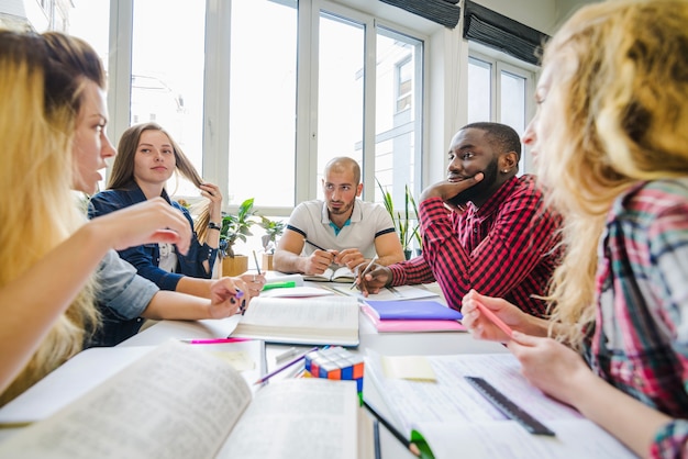 Gruppo di studenti al tavolo brainstorming