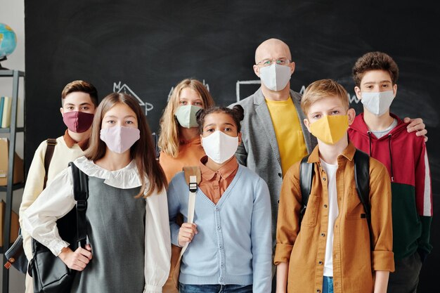 Photo group of students and a teacher wearing face masks