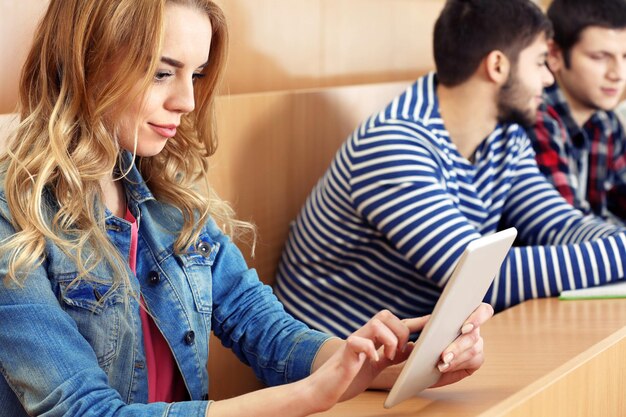 Foto gruppo di studenti che utilizzano gadget in classe