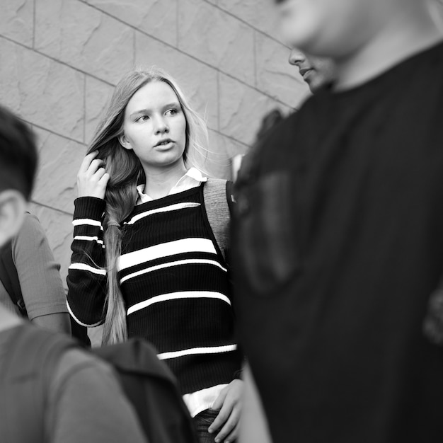 Foto gruppo di studenti che camminano nella scuola