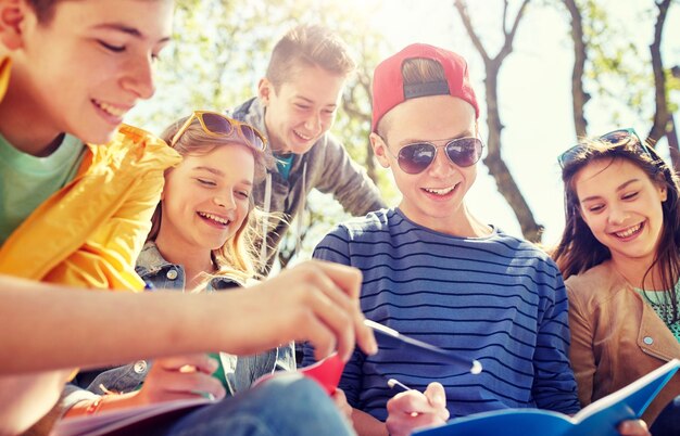 Gruppo di studenti con quaderni nel cortile della scuola