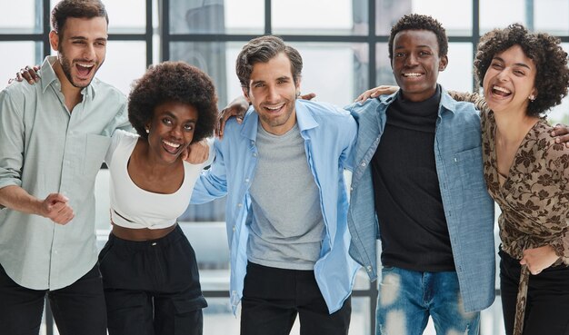 Photo a group of successful business diverse people in the office stands embracing