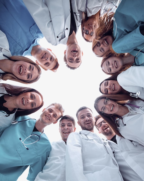 Foto gruppo di medici di successo in piedi in cerchio