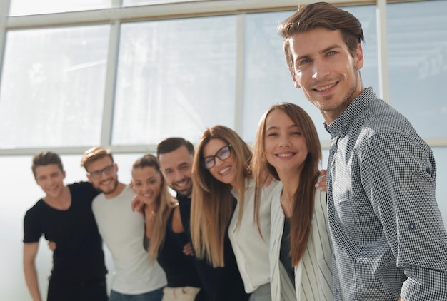 Foto gruppo di giovani di successo in piedi in ufficioil concetto di team building