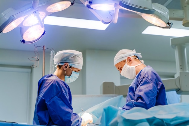 Группа хирургов в операционной с хирургическим оборудованием Медицинское образование