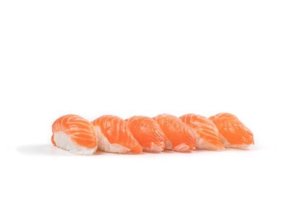 Un gruppo di sushi di salmone in fila. questo è il cibo tradizionale giapponese da mangiare tra salmone fresco crudo e riso.