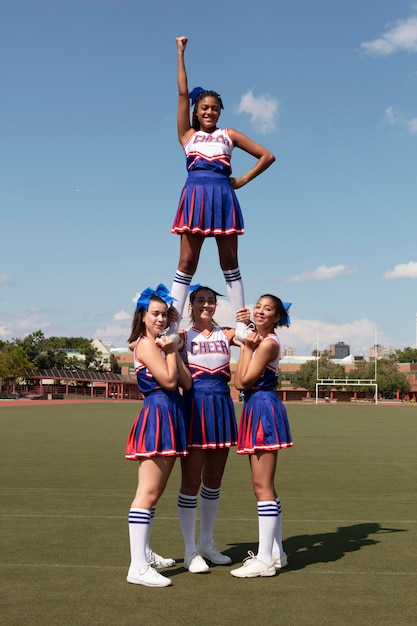 Foto gruppo di adolescenti in uniformi da cheerleader