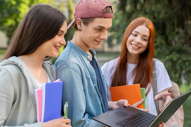 Foto gruppo di adolescenti che discutono di progetto nel campus