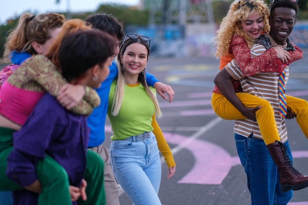 Foto gruppo di adolescenti che giocano a camicia verde ragazza di messa a fuoco