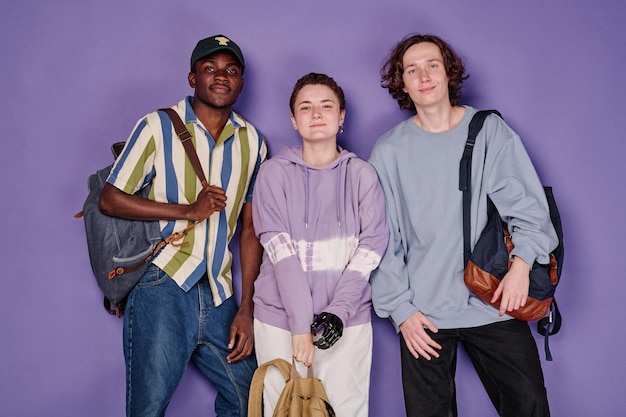 Photo group of teenagers with backpacks