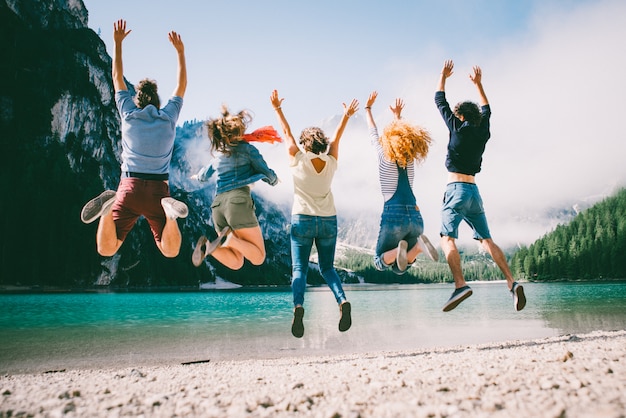 Photo group of teens spending time on the lake beach