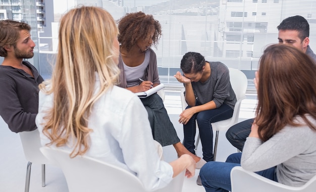 Sessione di terapia di gruppo con una donna che piange