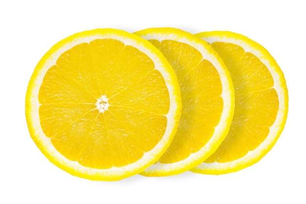 투명 한 배경을 가진 흰색 배경 PNG 파일에 고립 된 신선한 레몬 과일의 세 라운드 조각의 그룹