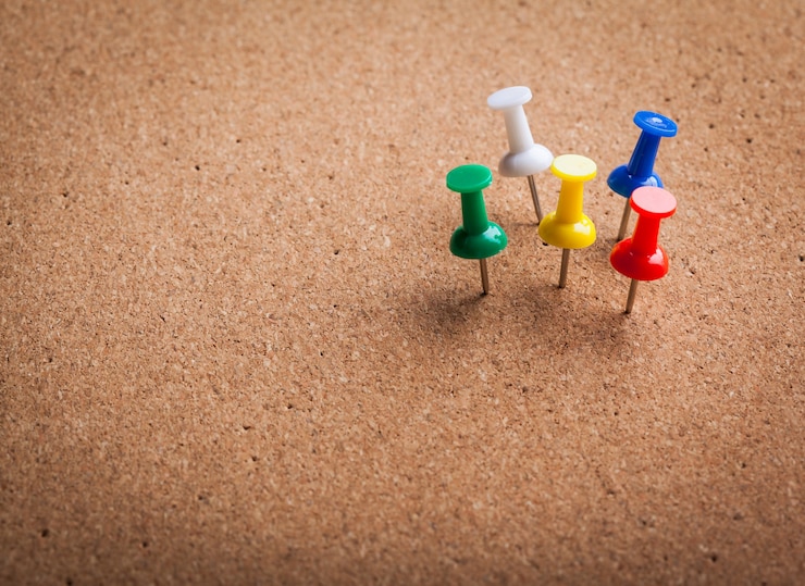 फोटो group of thumbtacks pinned on corkboardbackground