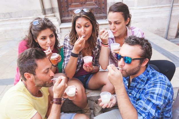 Foto gruppo di turisti che mangiano fanghiglia in italia