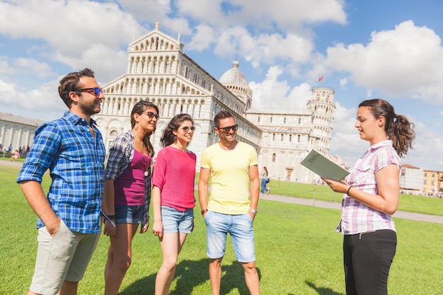 Foto gruppo di turisti a pisa, italia