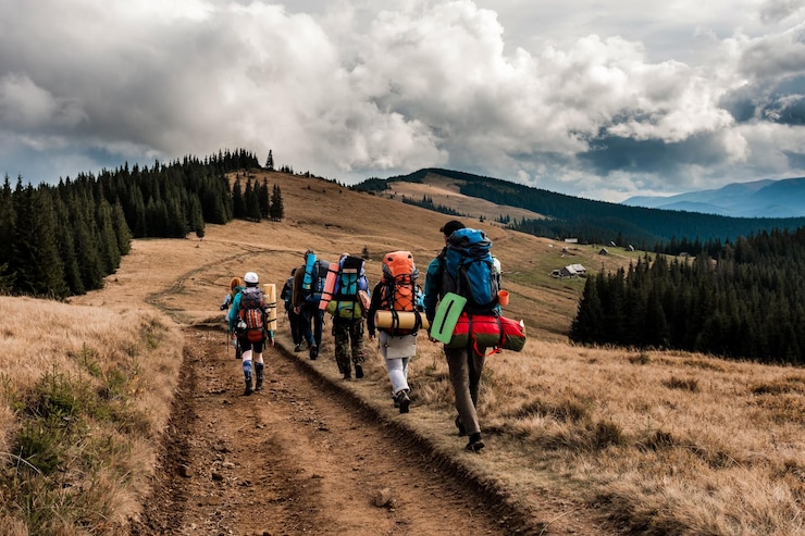 Photo a group of tourists with backpacks moves along the ridge